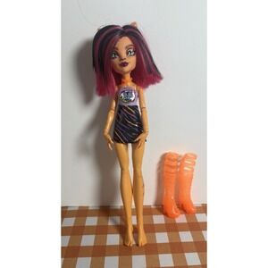 Monster High Clawdeen Wolf Doll w/ Coffin Locker, Clothes, Shoes